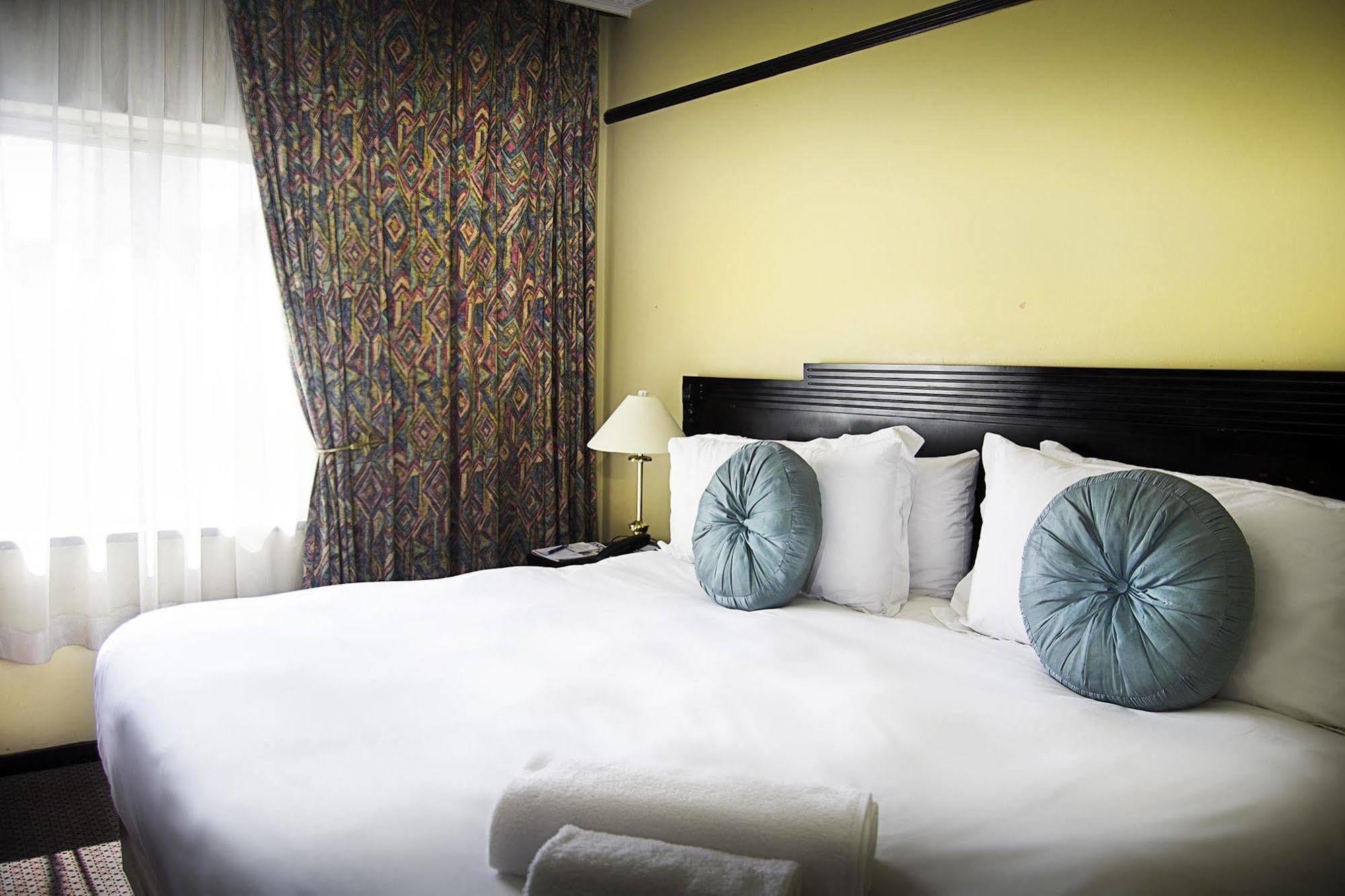 Khách sạn The Devonshire 3*