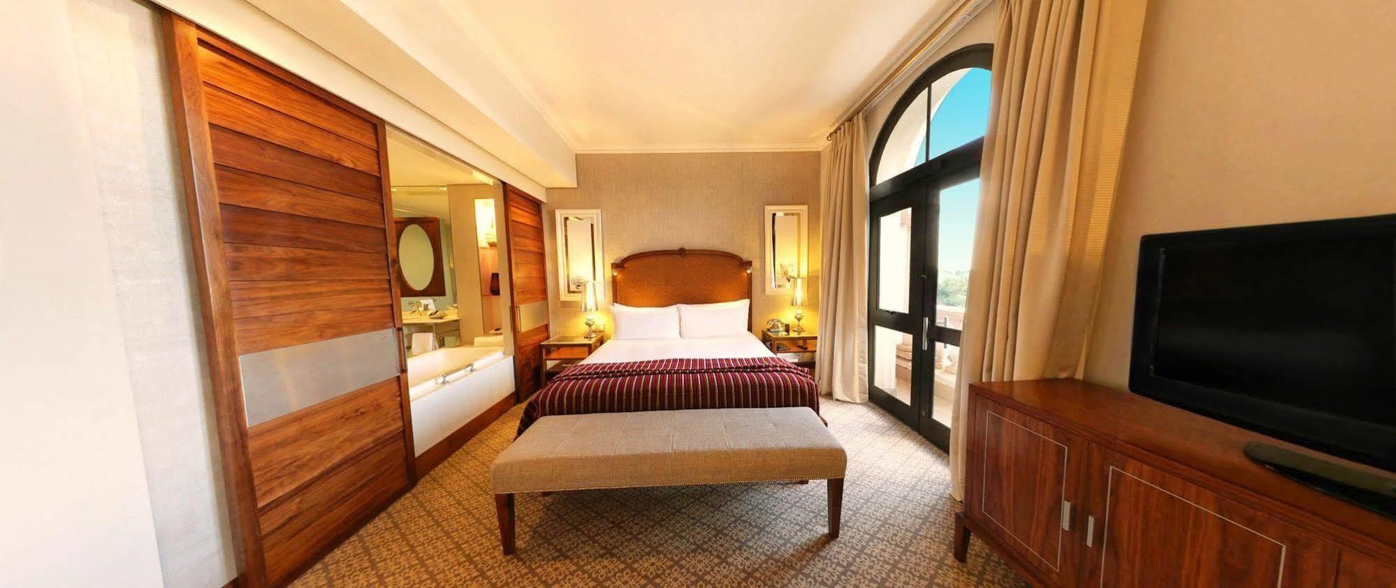 Pivot Montecasino 4*