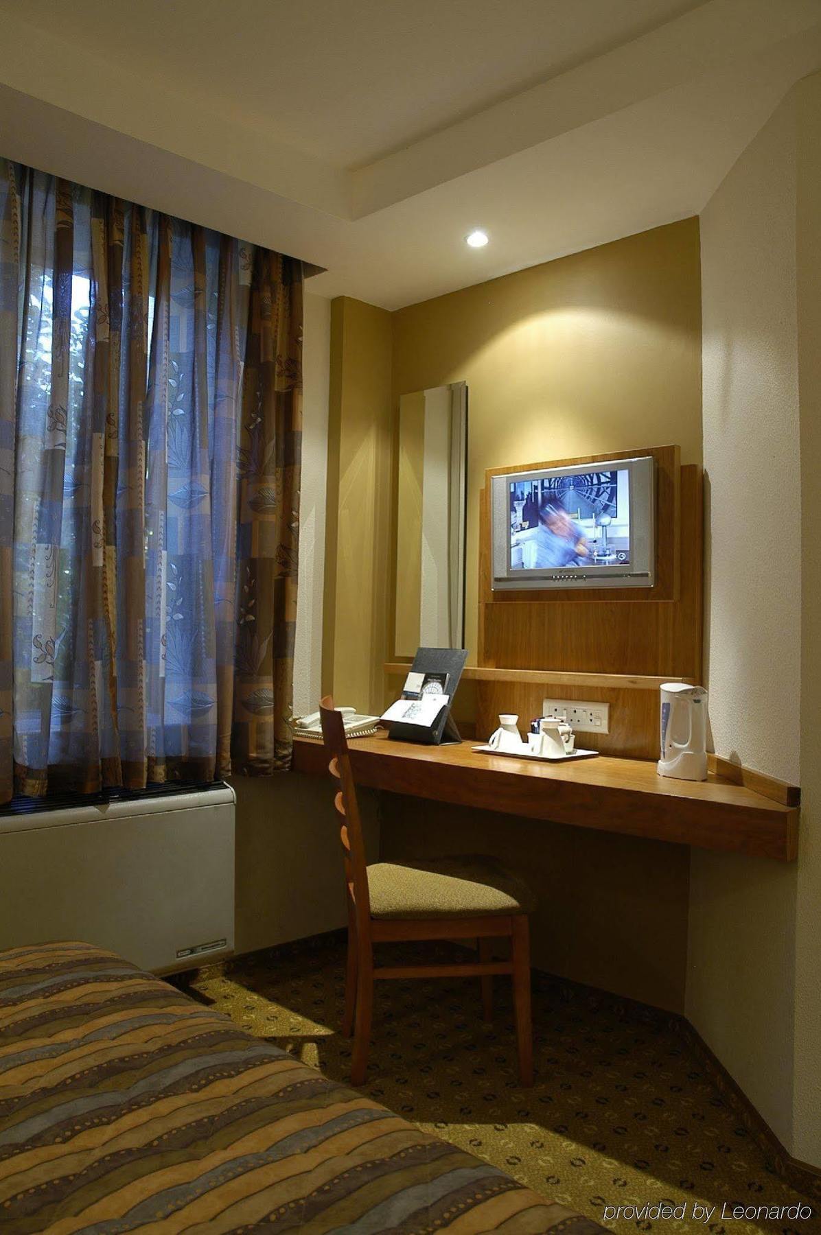 Road Sandton Hotel *