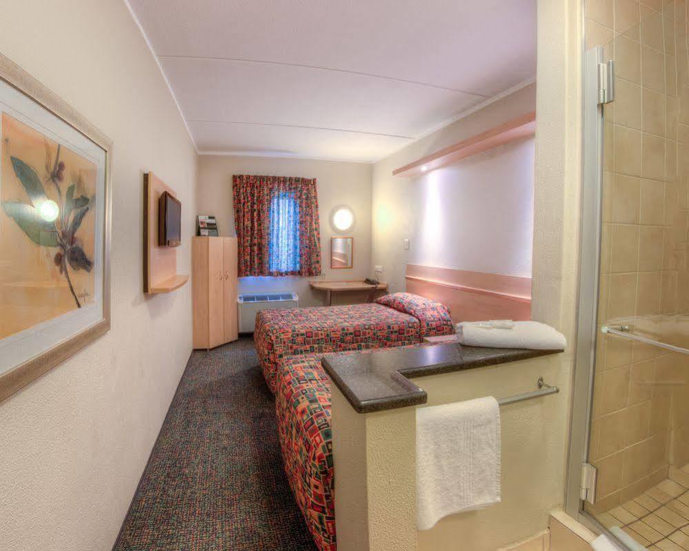 Road Randburg Hotel *