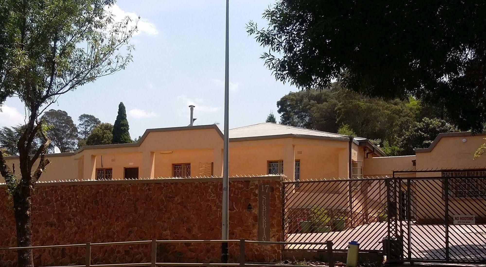Nhà khách Suburbian 3*