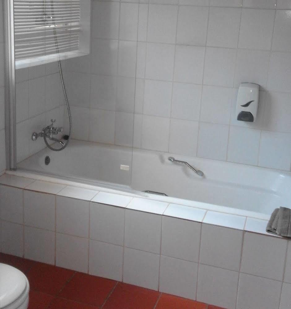 Nhà khách Suburbian