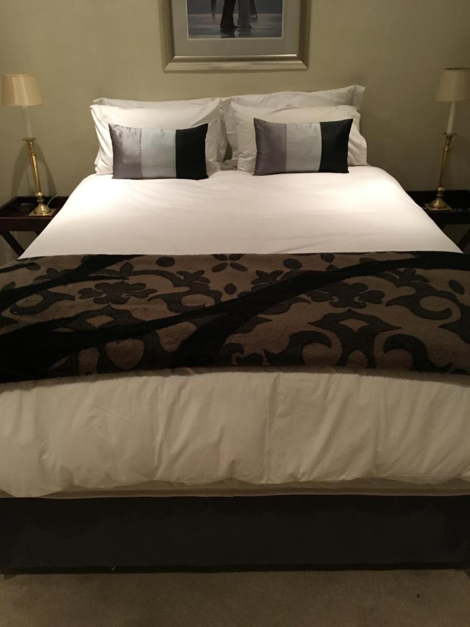 Vair's Place In Sandton Paulshof - Apartment, Lux Suites & Apartment