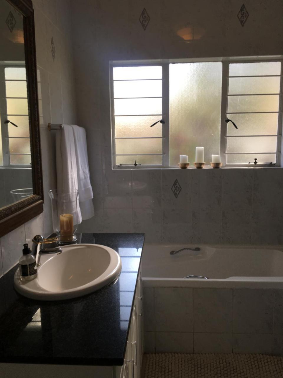 Vair's Place In Sandton Paulshof - Apartment, Lux Suites & Apartment Johannesburg