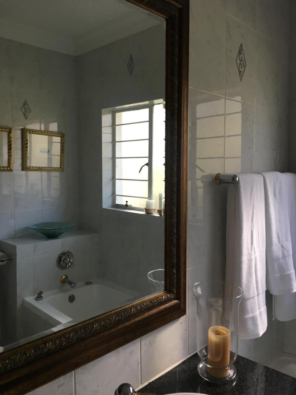 Apartment Vair's Place In Sandton Paulshof - Apartment, Lux Suites &
