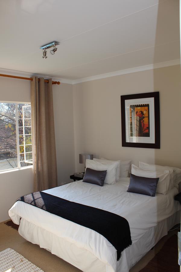 Apartment Vair's Place In Sandton Paulshof - Apartment, Lux Suites & *