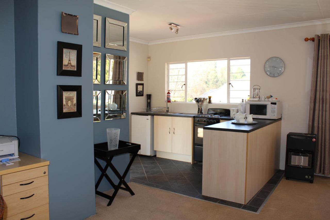 Vair's Place In Sandton Paulshof - Apartment, Lux Suites & *