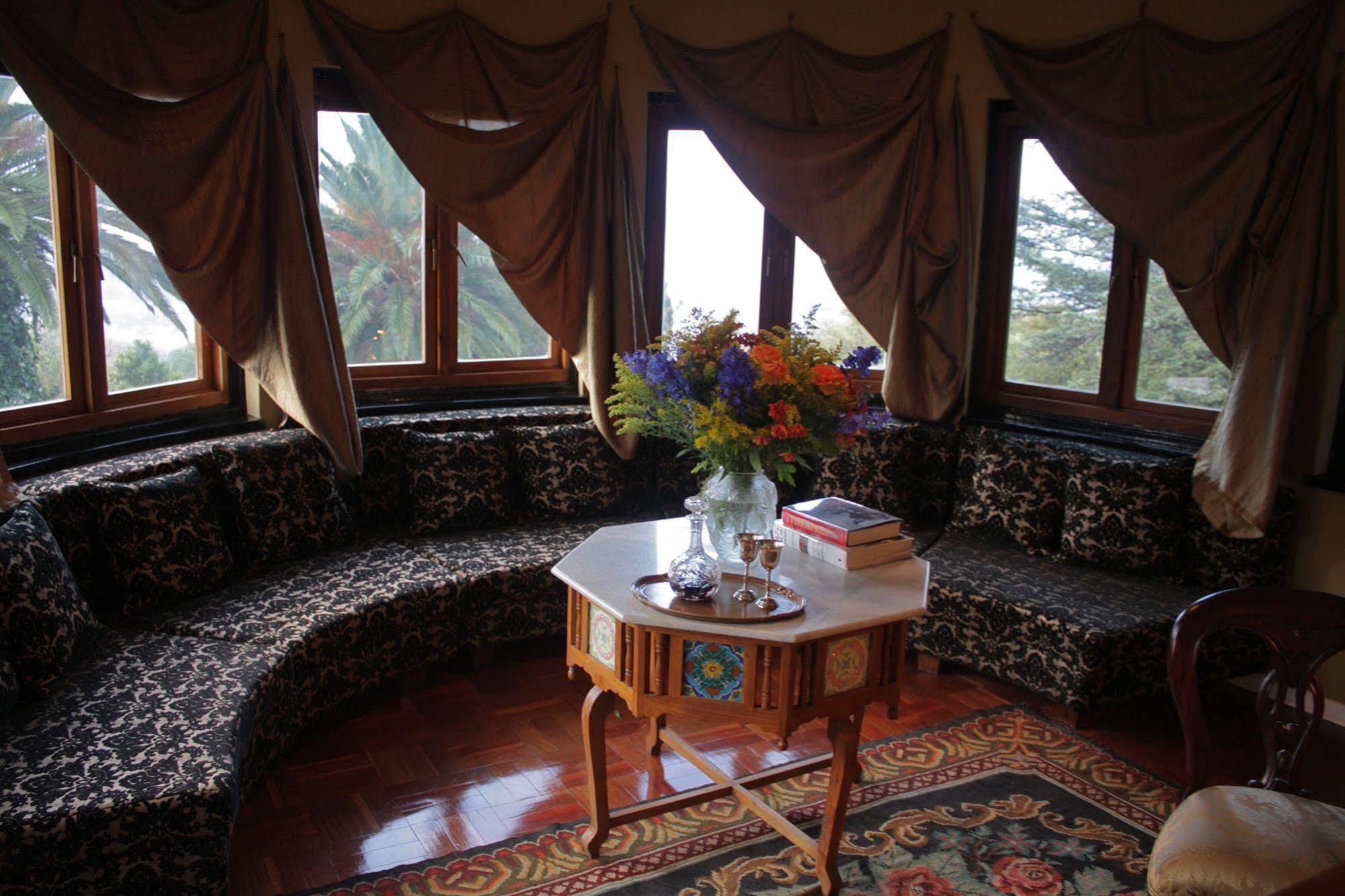 Nhà khách Northcliff Manor 4*