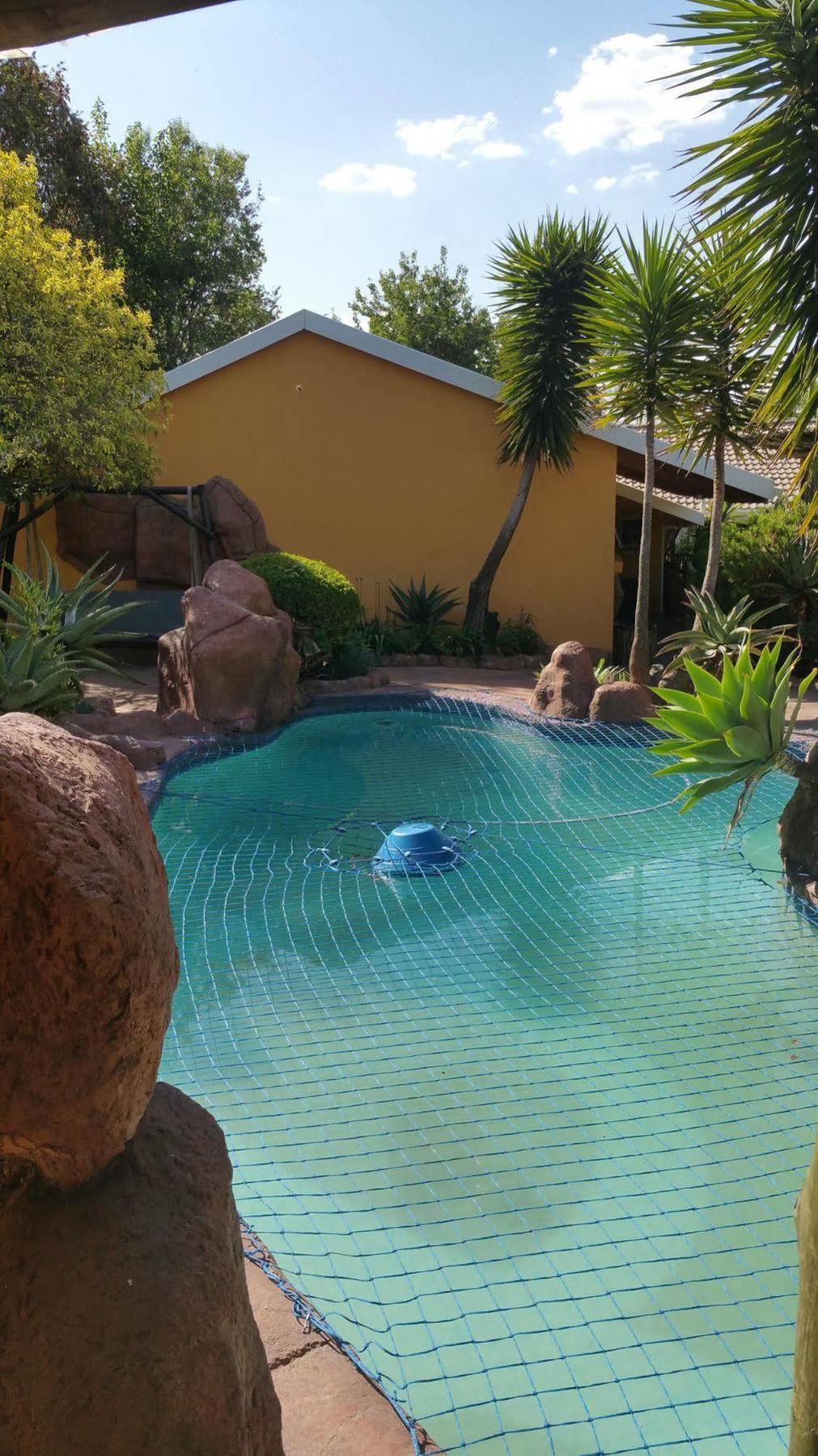 Flintstones Fourways Guest house 3*