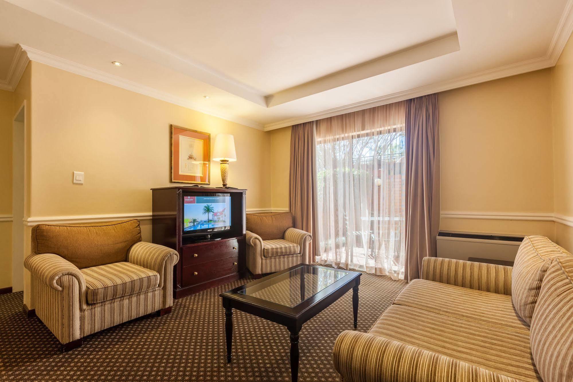 Courtyard Rosebank 4*