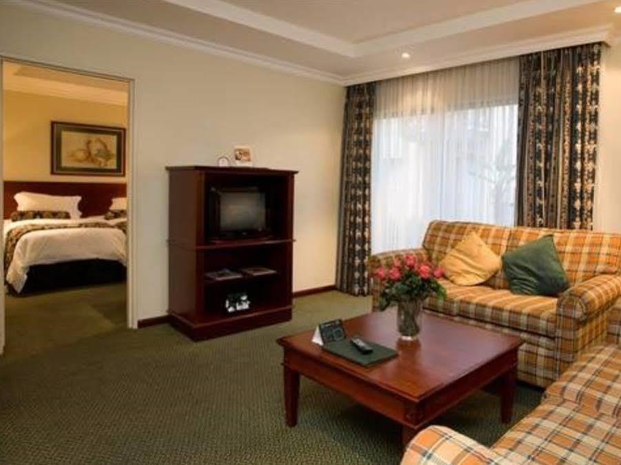Courtyard Rosebank 4*