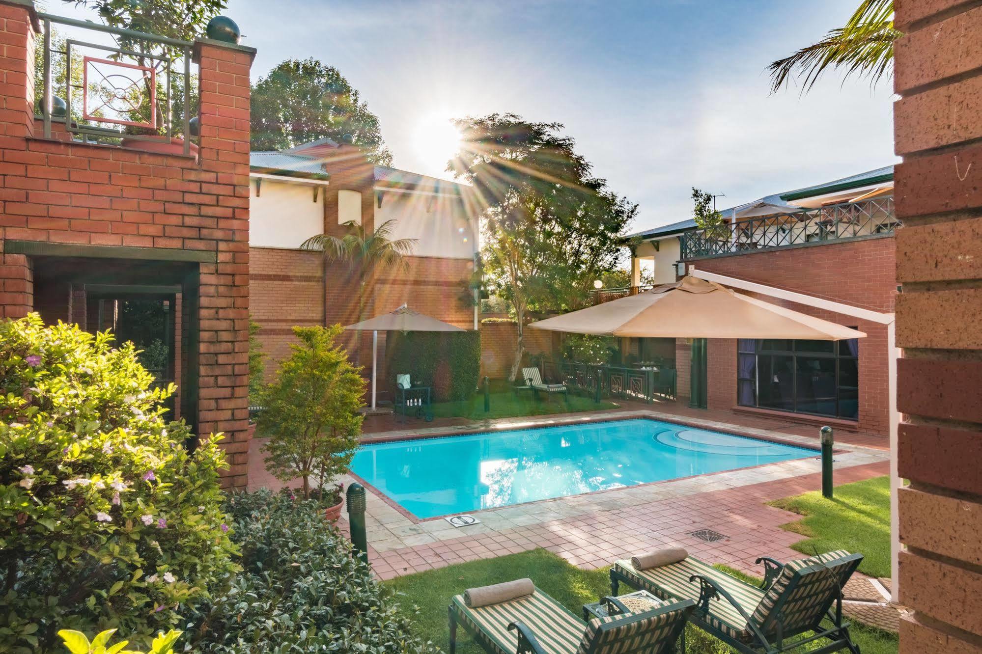 Courtyard Rosebank 4*