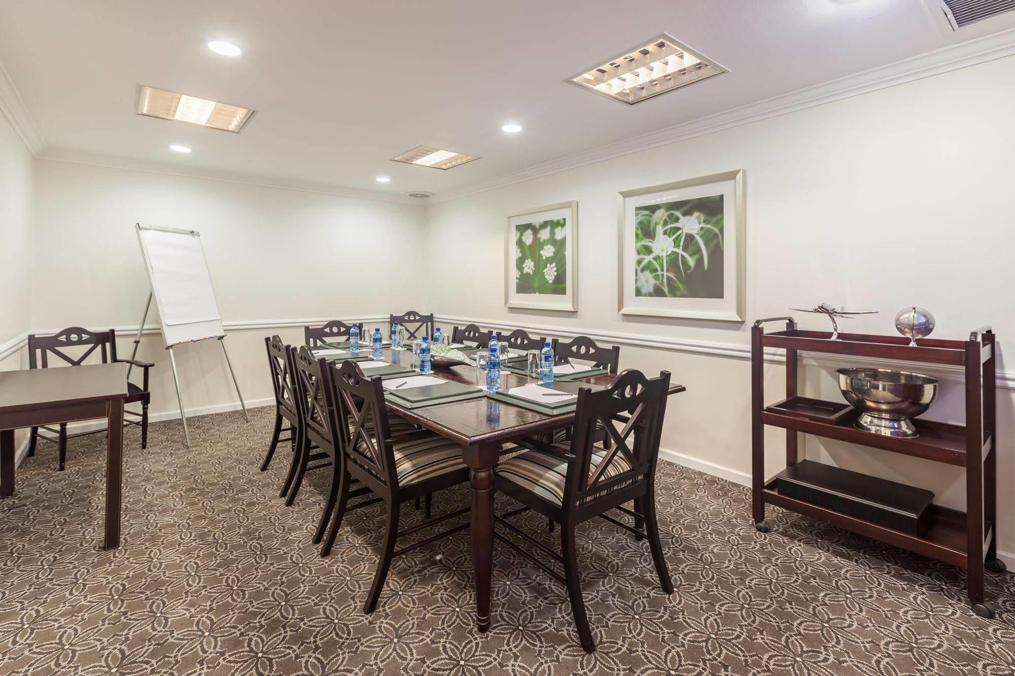 Courtyard Rosebank Hotel
