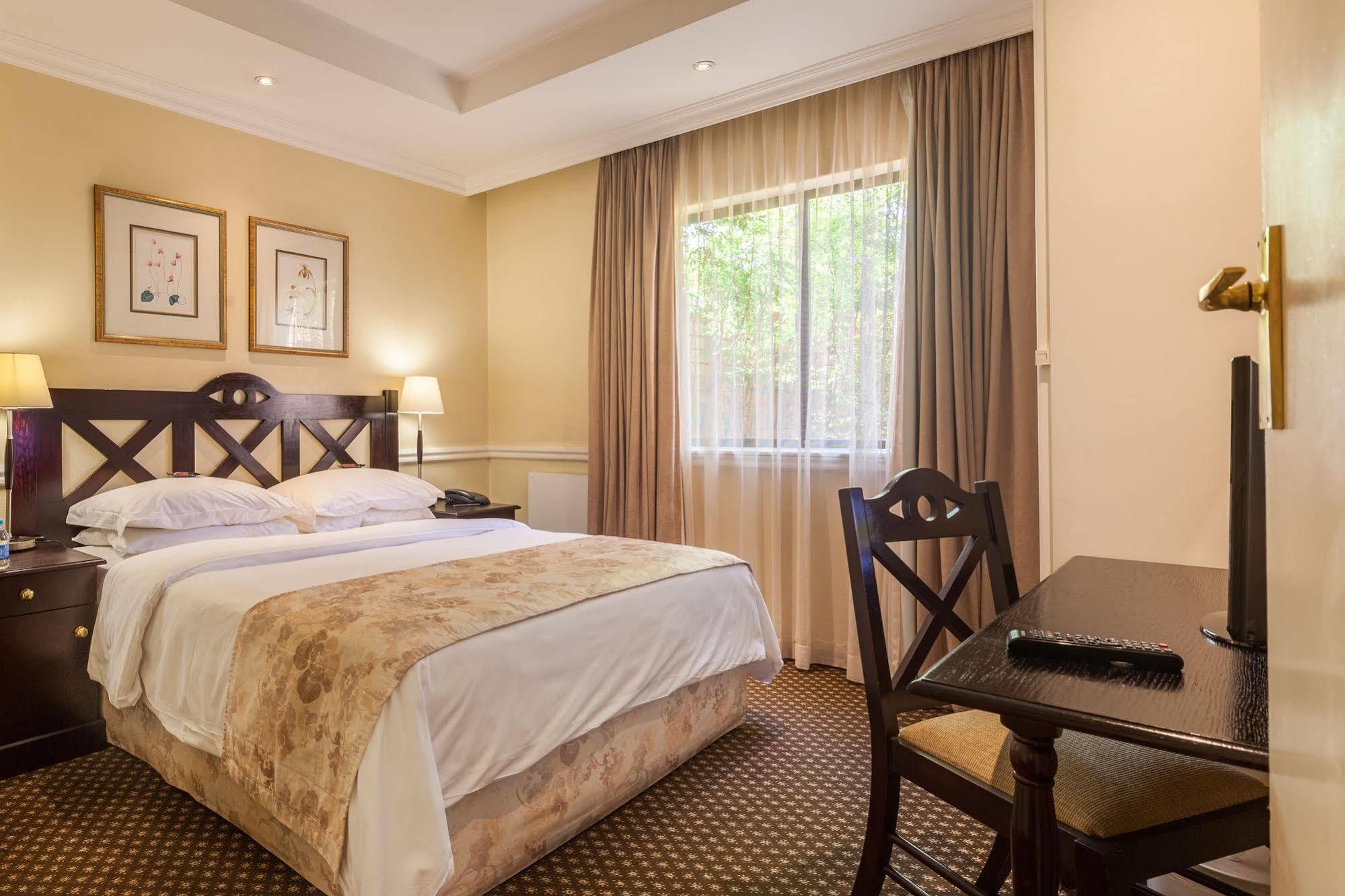 Courtyard Rosebank Hotel