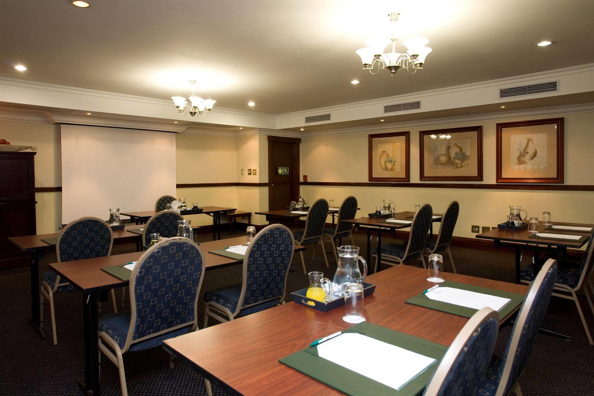 Courtyard Rosebank 4*