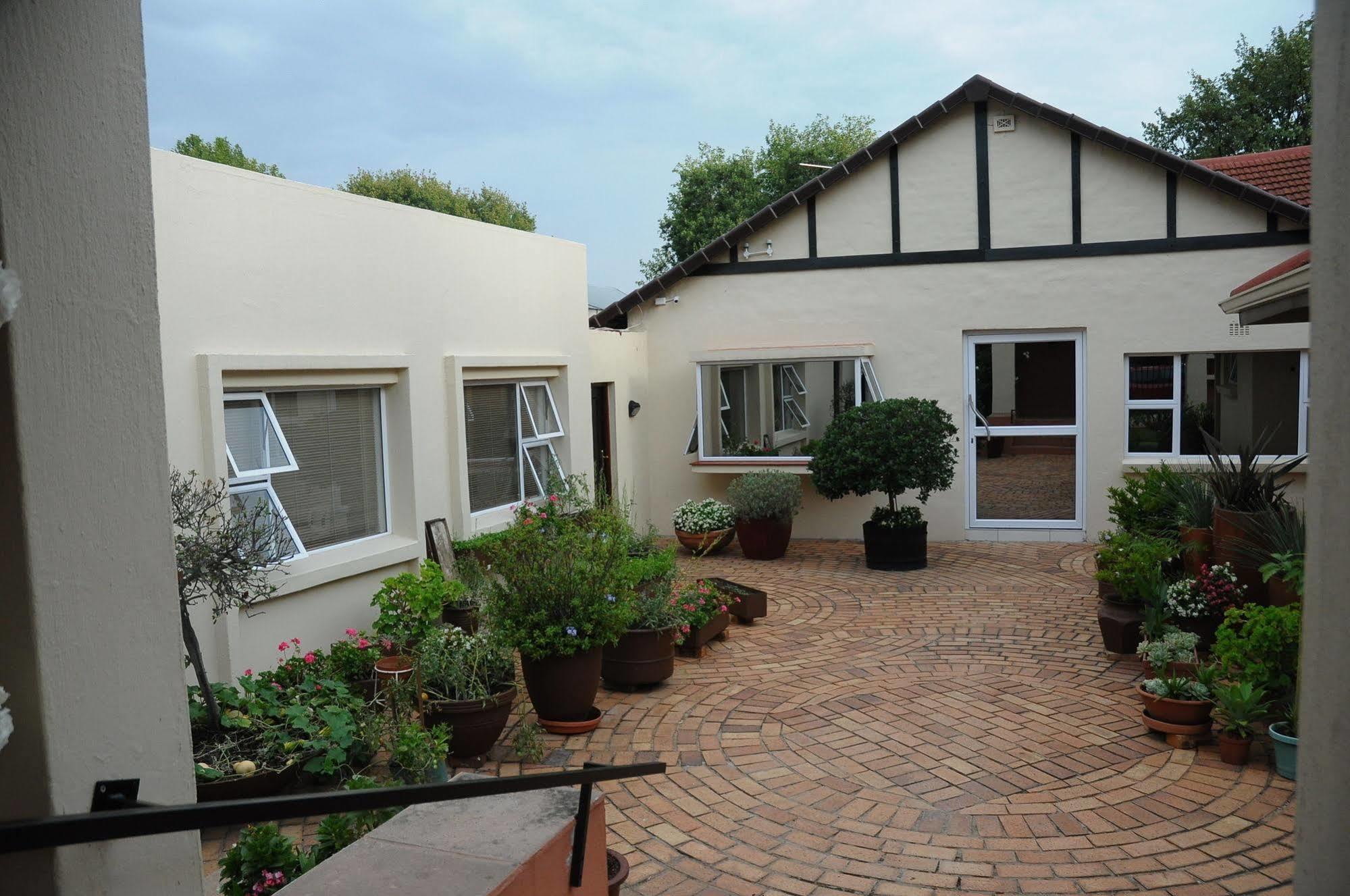 Fifteenon Orange Guest Lodge Guest house 3*