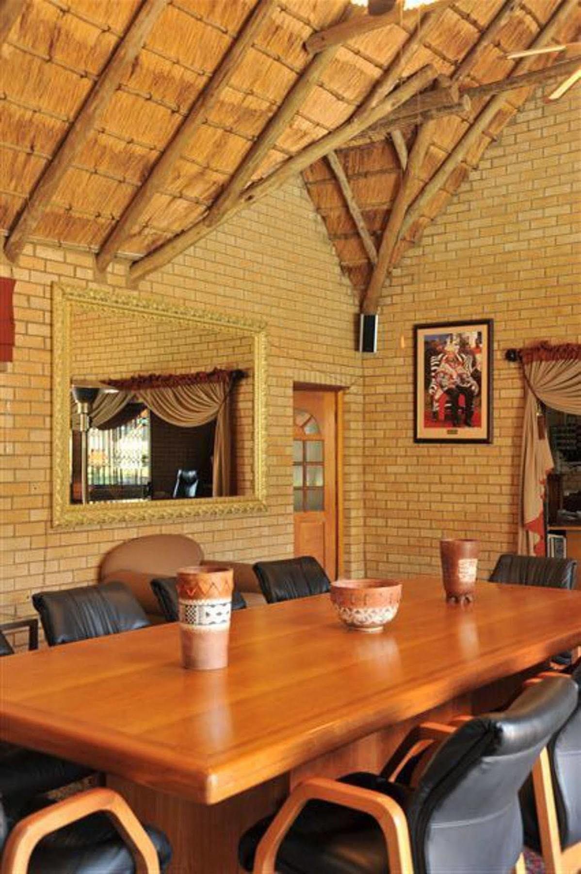 Hoyohoyo Chartwell Hotel 4*