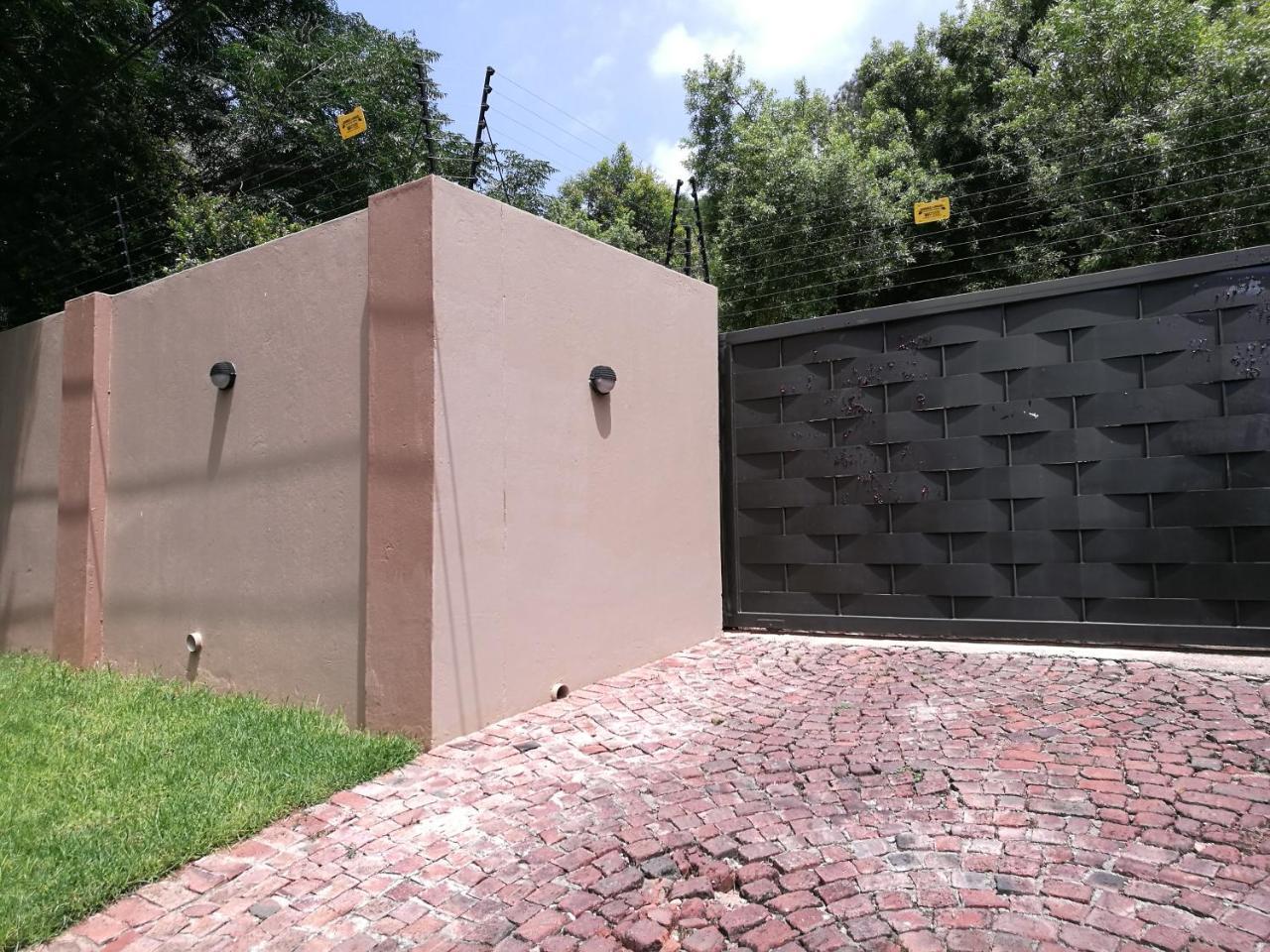 Homestay Paulshof Sandton - Hluhluwe Road Complex Johannesburg