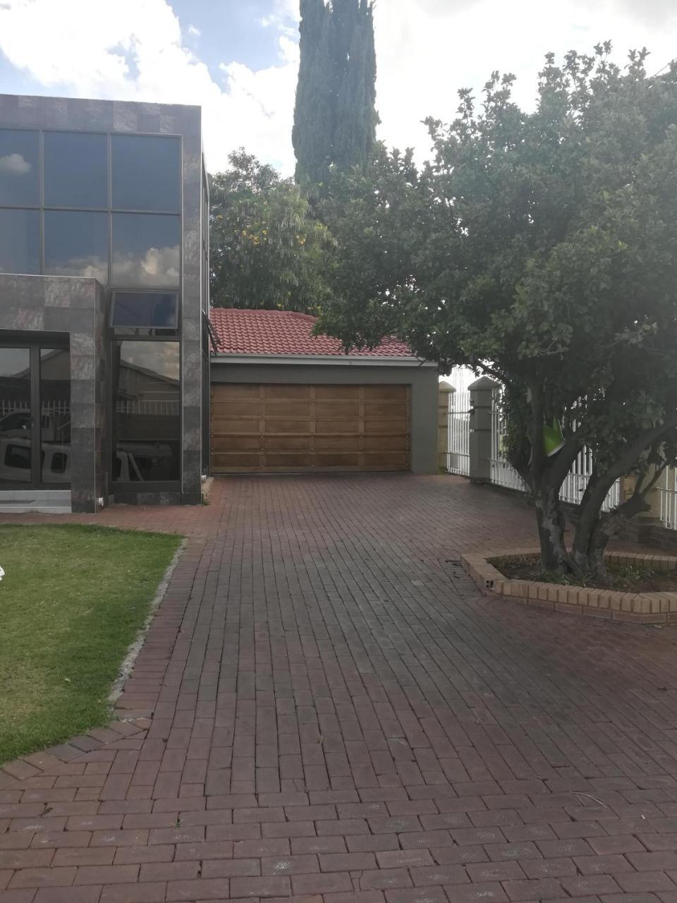 Lalela House
