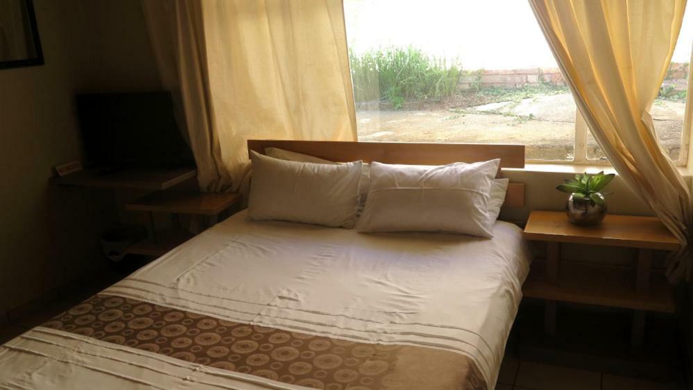 Umgwezi Lodge/backpackers *