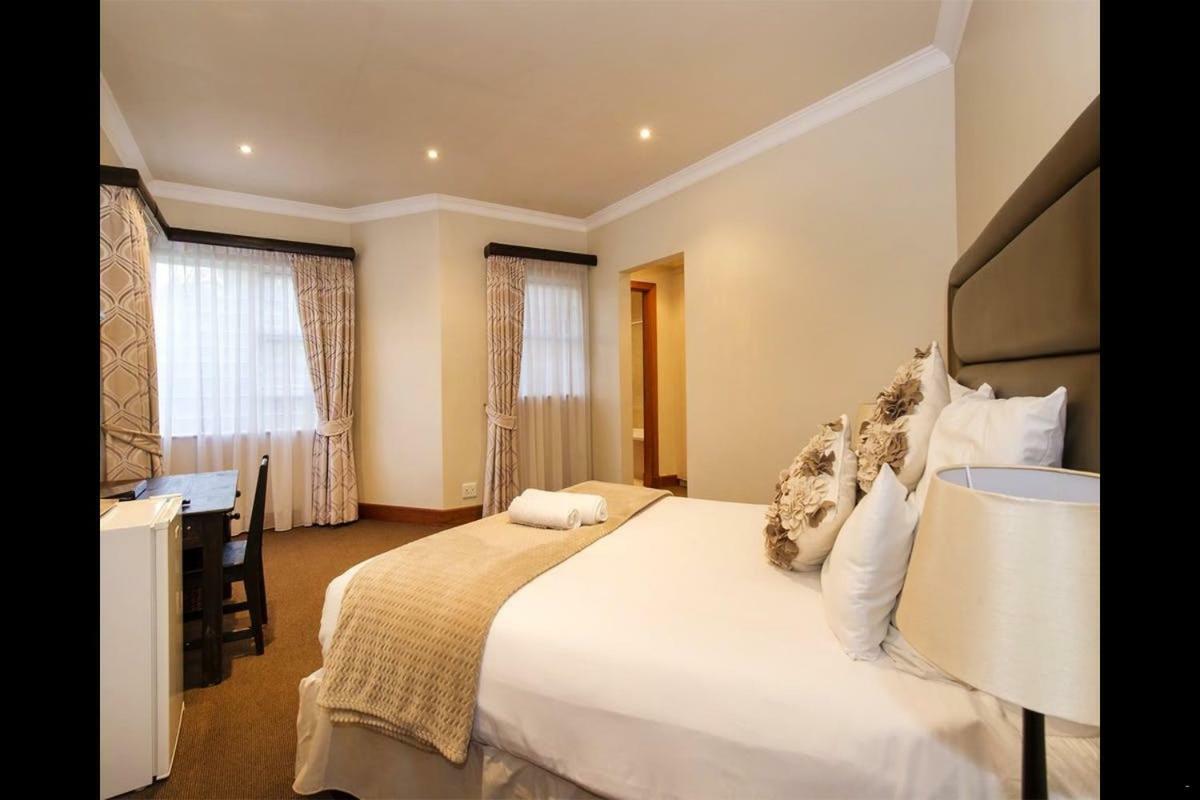 6 On Acacia * Johannesburg