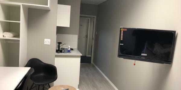 Kent-hill Self Contained * Johannesburg