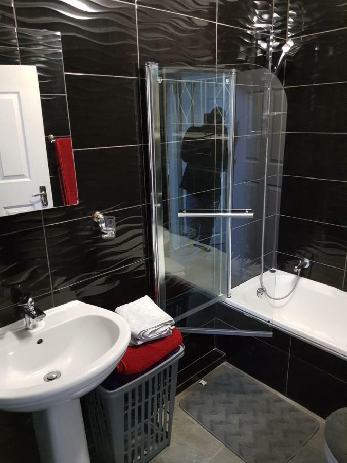 Executive 2 Bed Apartment, Free Wifi And Dstv Apartment