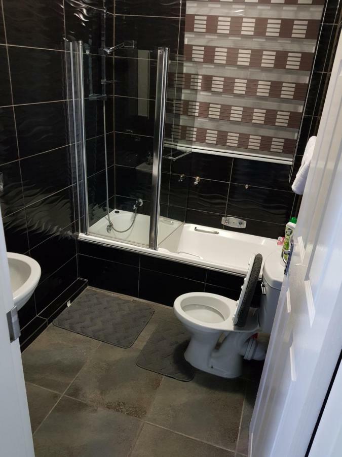 Executive 2 Bed Apartment, Free Wifi And Dstv Apartment *