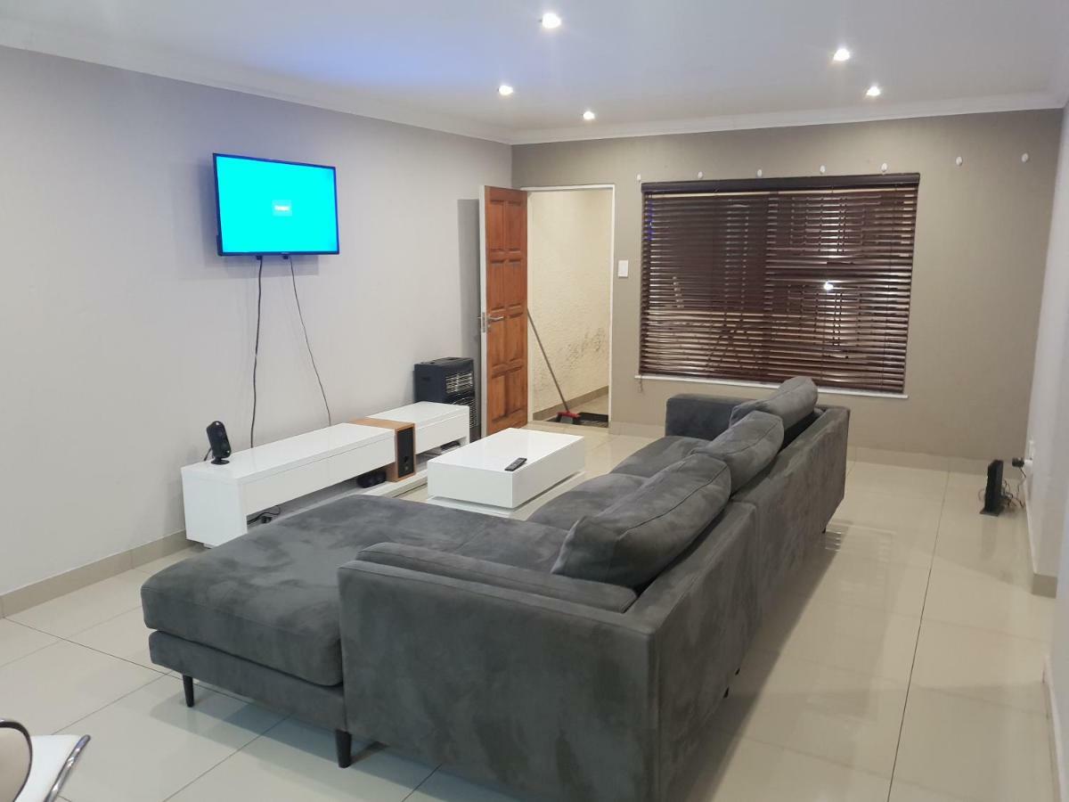 Semeni Asante 16 * Johannesburg