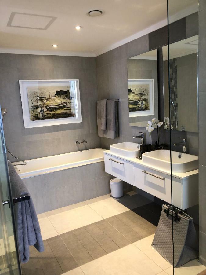 Sandton Apartment, 2 Bedroom Johannesburg