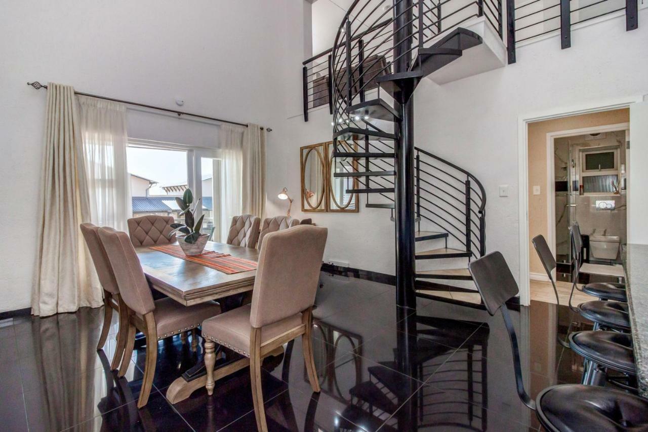 Upmarket Sandton Apartment *