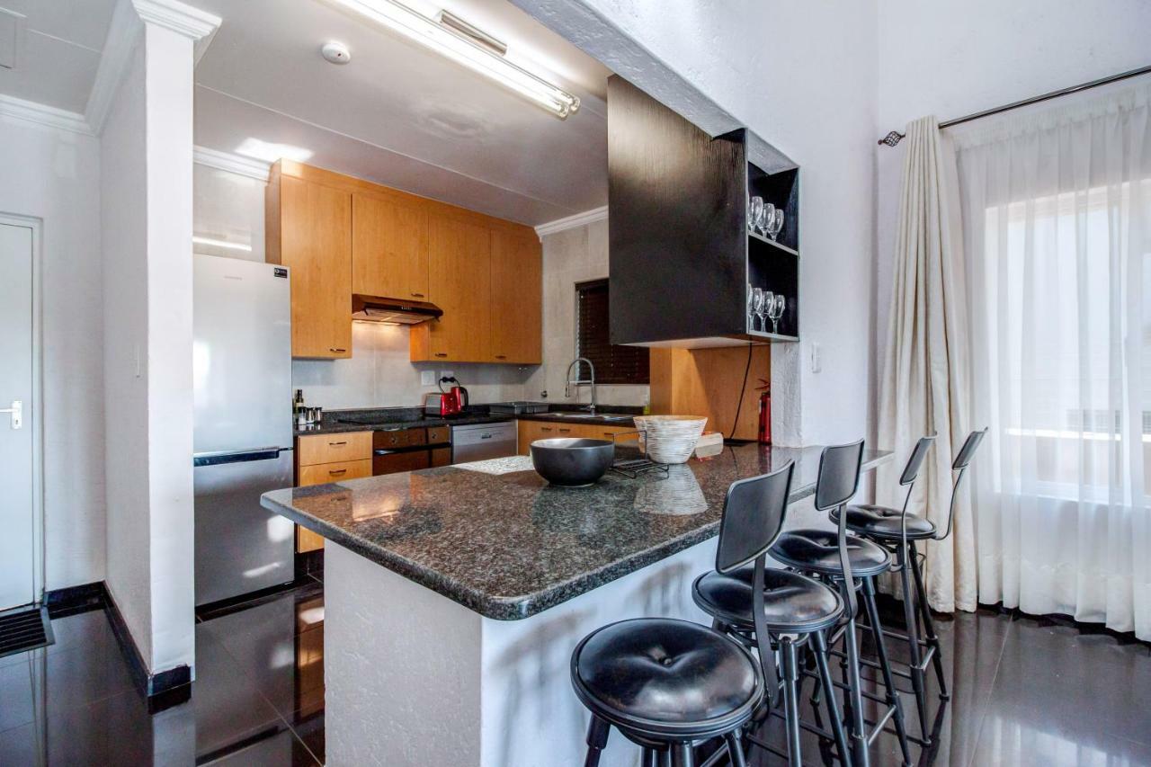 Upmarket Sandton Apartment Johannesburg