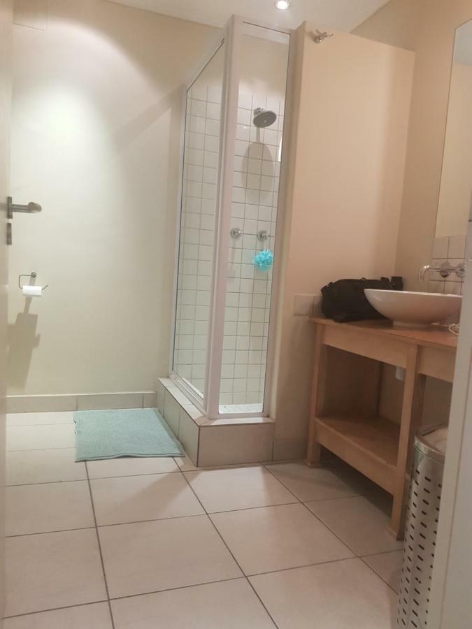Kadoshstay, 77 Grayston Drive * Johannesburg