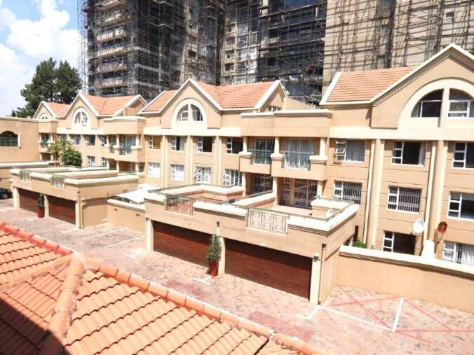 Apartment Embassy Gardens: Secure 2-bedroom In Sandton *