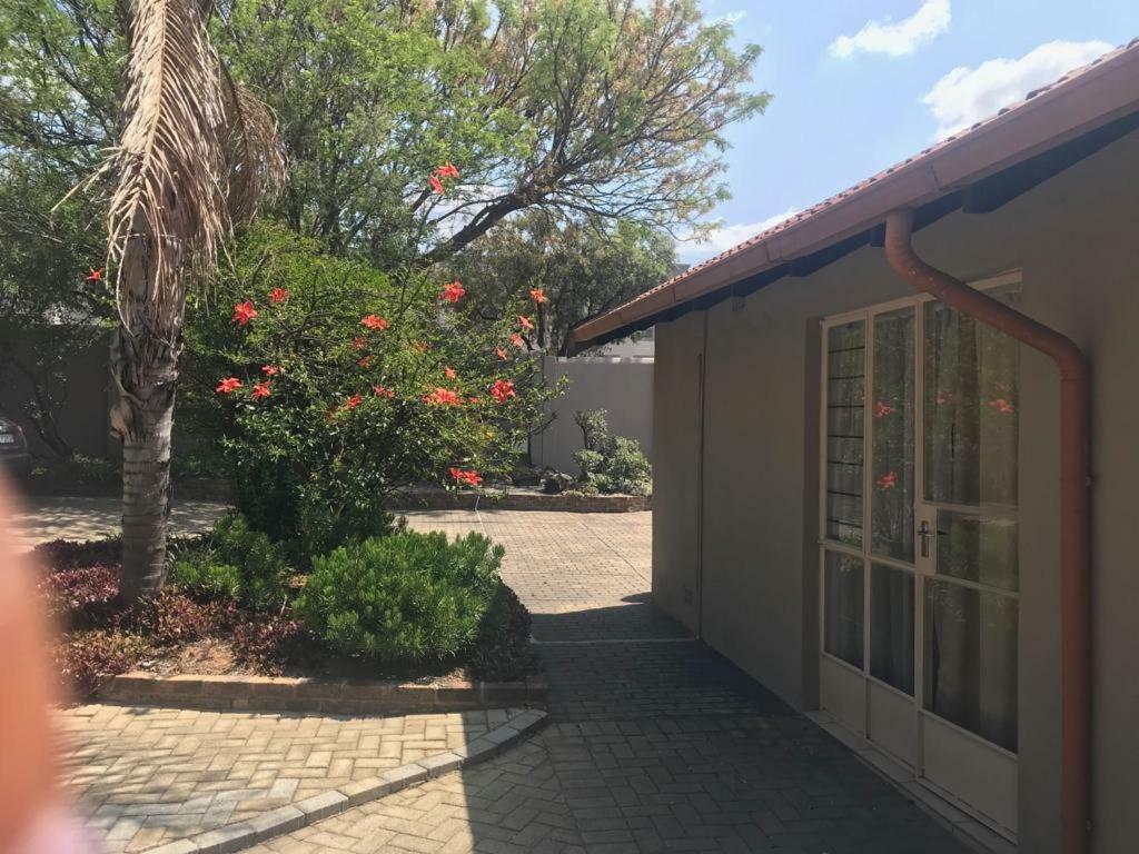 Dumelang Executive Lodge- In Sandton Johannesburg