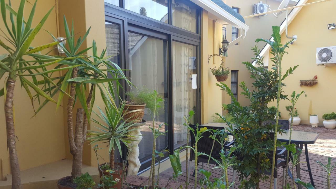 Mikamora * Johannesburg
