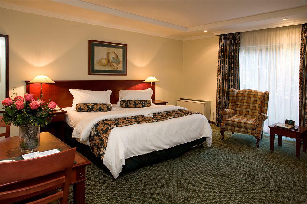 Courtyard Sandton 4*