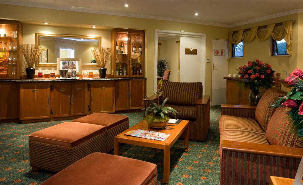 Courtyard Sandton Hotel 4*