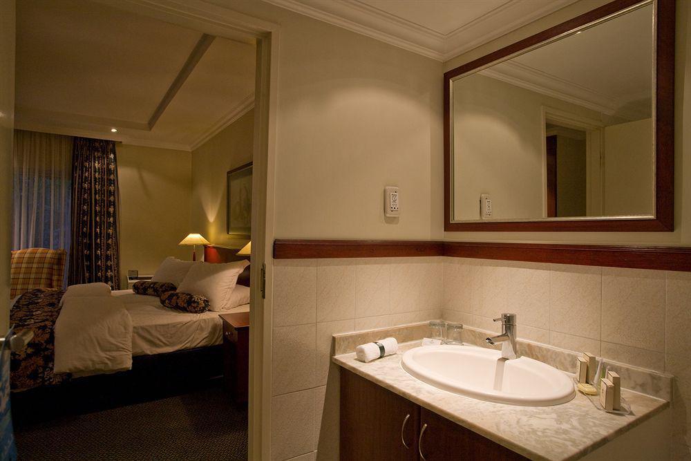 Courtyard Sandton 4*