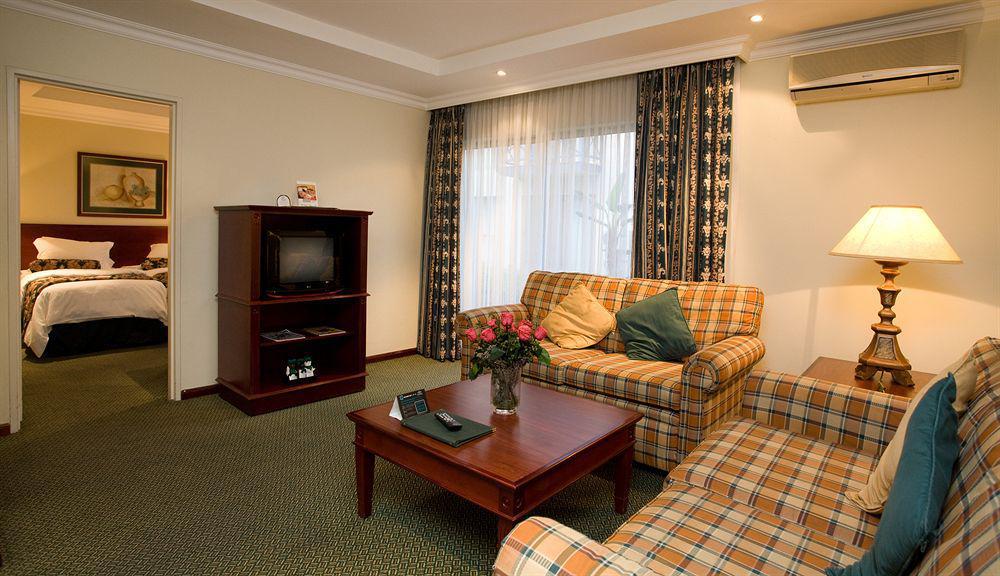 Courtyard Sandton Hotel 4*