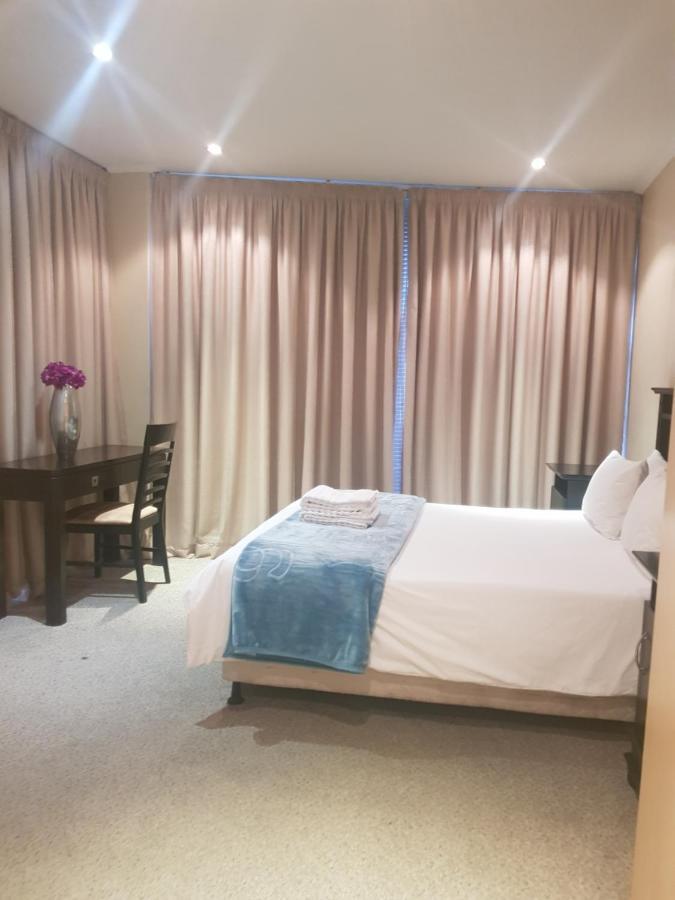 Kadoshstay, 77 Grayston Drive * Johannesburg