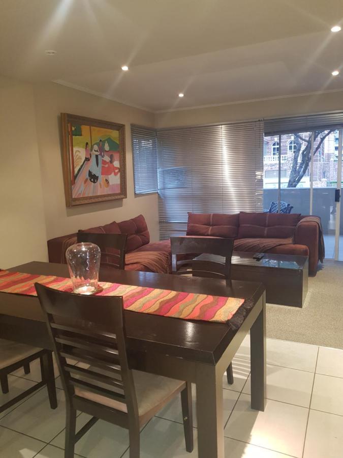Apartment Kadoshstay, 77 Grayston Drive Johannesburg