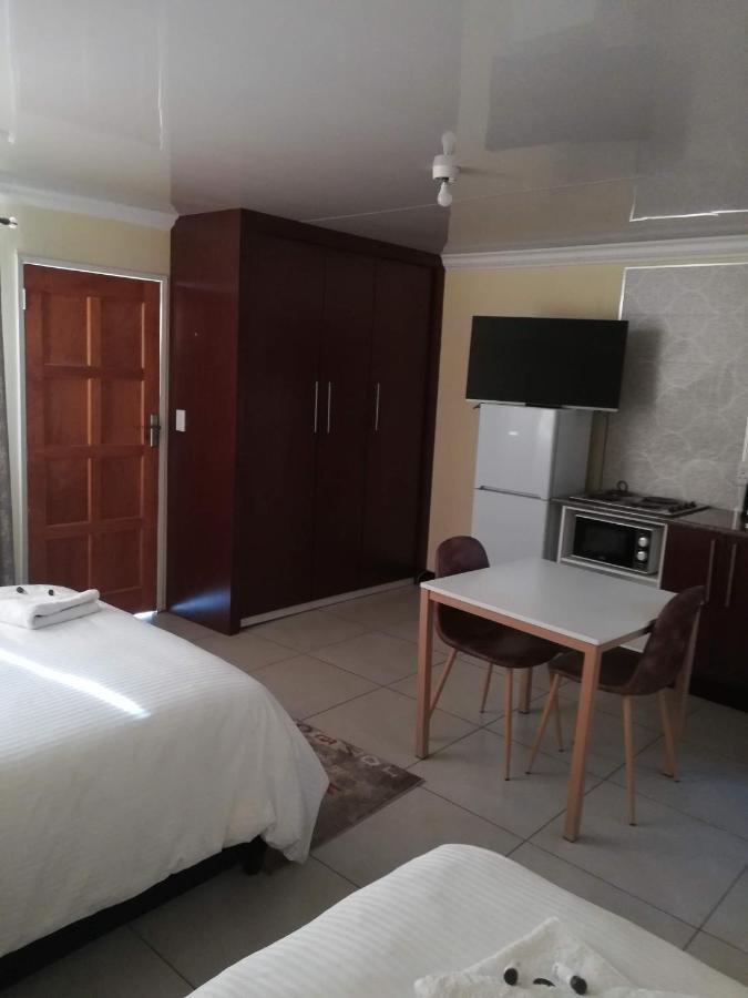 Lalela House Homestay *
