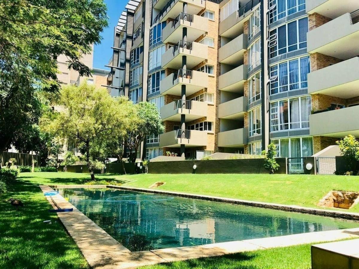 Kadoshstay, 77 Grayston Drive Apartment Johannesburg