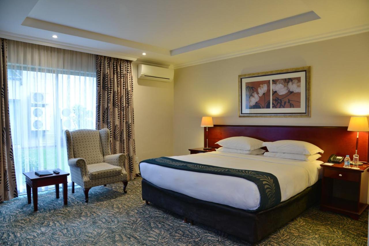 Courtyard Sandton Hotel 4*