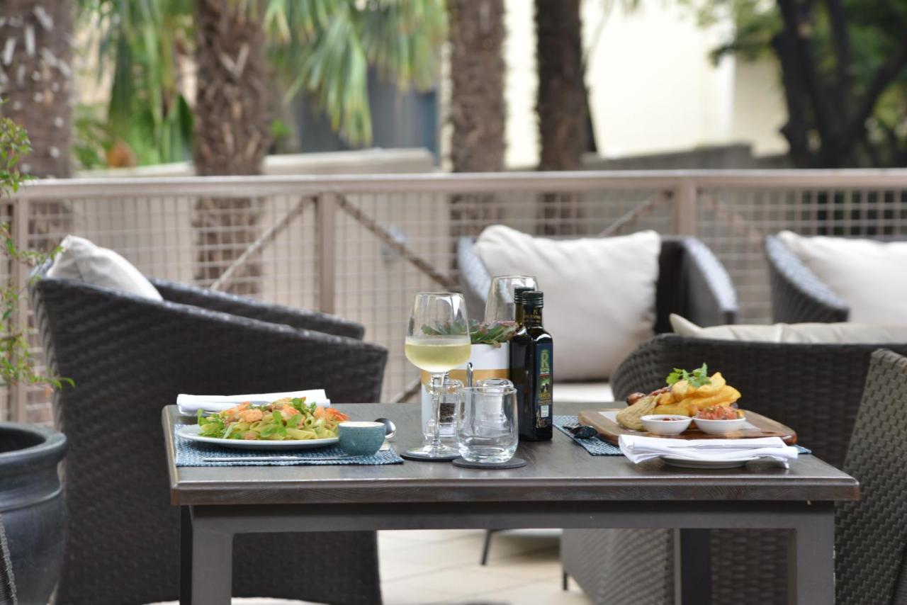 Courtyard Sandton 4*