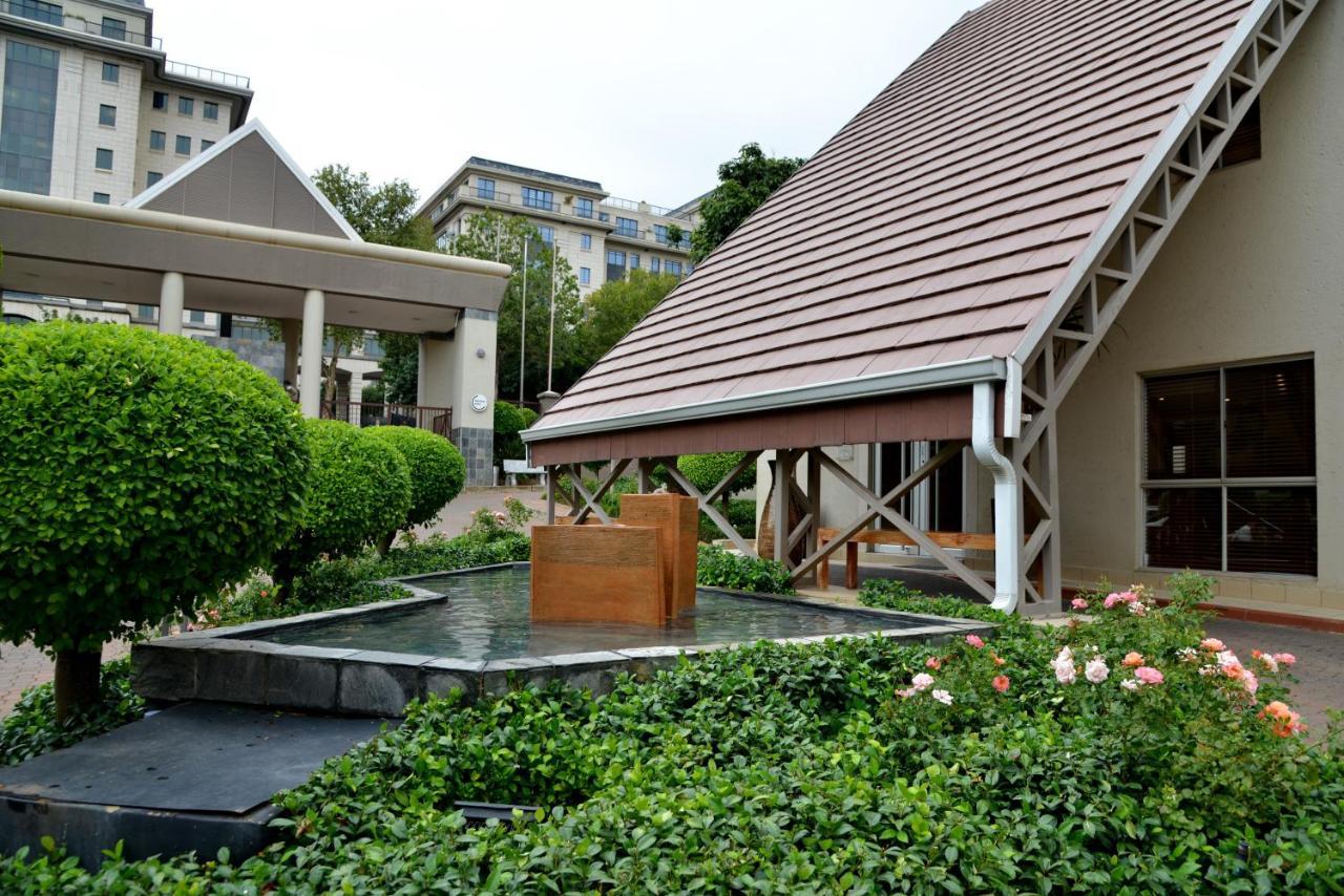 Courtyard Sandton 4*