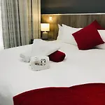 La Orchard Hotel