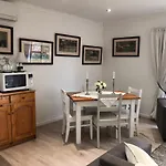 Waybury Cottage - A Cozy Home From Home !