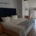 Mount Royal - 32 Large 1 Bed With Balcony Upstairs